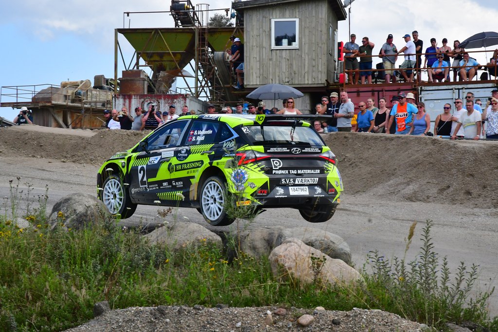 Simon Vallentin gav alt, hvad han og bilen formåede efter en presset uge med at få bilen klar til start i lørdagens KOMO Rallysprint
(Foto: Morten Dam)